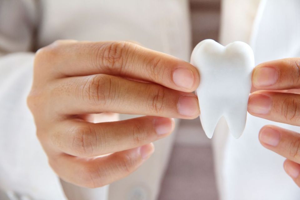 Wady i zalety implantów zębowych